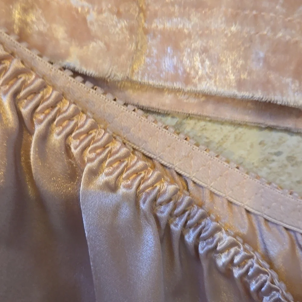 Victoria's Secret Elegant Blush Crushed Velvet/Silky Bottoms Set - Picture 4 of 9